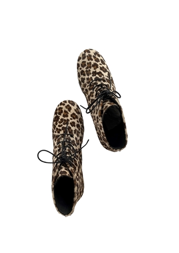 Kort støvle med leopard print og høj hæl fra Nordic ShoePeople